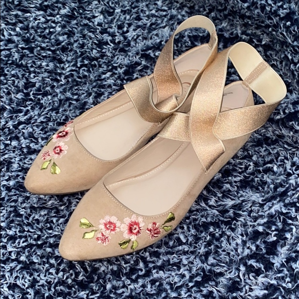 NWOT C EST.1946 light taupe flats w/ ankle straps